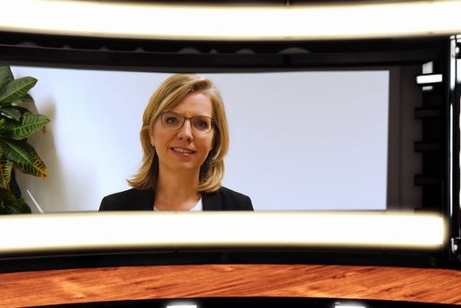 Vorschau Bild von CSR Guide 2021 Online-Präsentation – im Bild
Leonore Gewessler (Bundesministerin für Klimaschutz, Umwelt,
Energie, Mobilität, Innovation und Technologie)