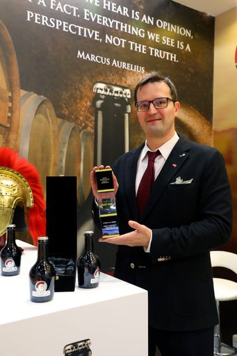 Vorschau Bild von Gründer Dr. Stefan Köstner mit Innovation Award