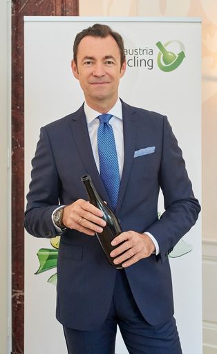 Im Pandemiejahr 2020 wurden Glasverpackungen noch
stärker nachgefragt als sonst. Auch die Sammelleistung von Altglas
erreichte ein Rekordhoch. Insgesamt konnten im Jahr 2020 über
270.000 Tonnen Altglas der Glasindustrie zum stofflichen Recycling
übergeben werden. Das ist ein Plus von 9.000 Tonnen im Vergleich zum
Jahr 2019.