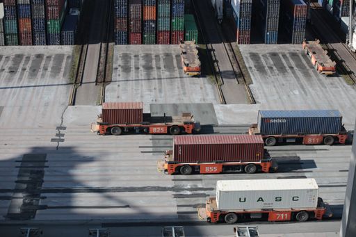 AWARD entwickelt und betreibt sichere autonome
Transportsysteme in einer Vielzahl von realen logistischen
Anwendungsfällen