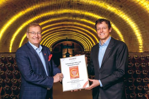  Schlumberger Geschäftsführer Benedikt Zacherl erhält die
Auszeichnung des Market Quality Award 2021 vom Leiter des
Meinungsforschungsinstituts Prof. Werner Beutelmeyer