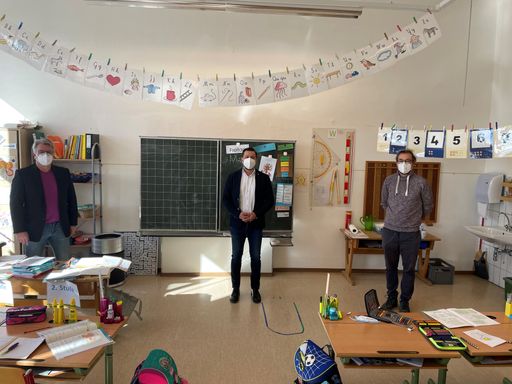  V. l. n. r.: Michael Ganz (Verkaufsberater Lux Österreich GmbH),
Csaba Birtalan (Verkaufsleiter B2B Lux Österreich GmbH) und Mag.
Dipl.-Ing. Hannes Grünbichler (Geschäftsführender Ziviltechniker
Ingenieurbüro Grünbichler) sind begeistert von den ersten positiven
Effekten der Testgeräte-Aktion mit dem Lux Aeroguard.