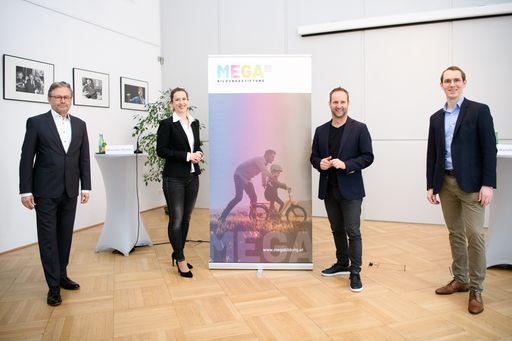 https://www.apa-fotoservice.at/galerie/24775
MEGA Bildungsstiftung fördert Wirtschaftsbildung in Österreich
mit 1 Million Euro - Die MEGA Bildungsstiftung startet ihre zweite
große Förderinitiative. Projekte und Bildungsinitiativen, die
Wirtschaftskompetenz von Kindern und Jugendlichen fördern, können
sich ab sofort bewerben. Eine Million Euro stellt die
Bildungsstiftung dafür in diesem Jahr zur Verfügung. Mit dem ORF
gewann die Bildungsstiftung dabei einen besonders starken
Kooperationspartner.