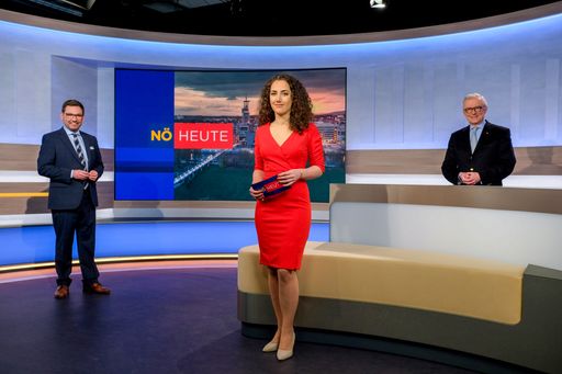 Katharina Sunk im "NÖ heute" Studio - zusammen mit
ORF Niederösterreich Landesdirektor Norbert Gollinger und ORF
Niederösterreich Chefredakteur Robert Ziegler