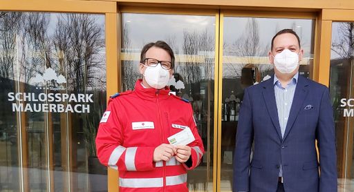  Hoteldirektor Philip Jansohn (rechts) mit einem
Mitarbeiter des Roten Kreuz.