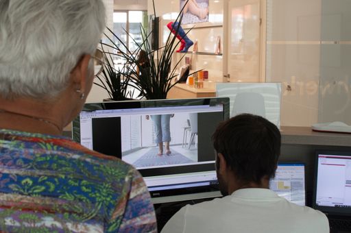 Vorschau Bild von Die Daten der videogestützten Gangbildanalyse werden am Computer
ausgewertet
