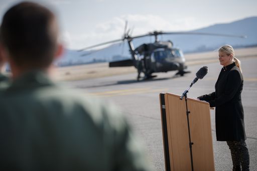 Übergabe modifizierter Black Hawk an die
Luftstreitkräfte in Langenlebarn durch Frau Bundesminister Klaudia
Tanner