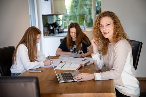  Nutricia Milupa Österreich Geschäftsführerin
Nichole Duttine mit ihren beiden Töchtern im Homeoffice.