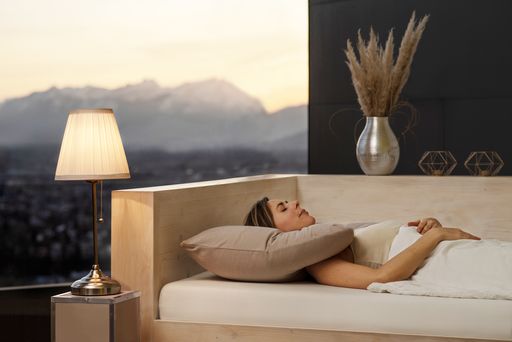 Vorschau Bild von Das neue HEFEL My Neck ist ein von Ärzten und
Therapeuten empfohlenes Spezialkissen, das Kopf, Nacken und
Wirbelsäule im Schlaf entlastet. Produziert wird es zu 100% in
Österreich.