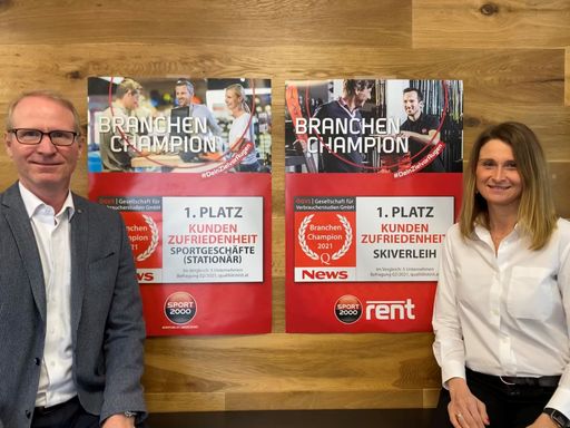 Dr. Holger Schwarting, Vorstand von SPORT 2000
Österreich, und Marketingleiterin Mag. Natascha Krawinkler freuen
sich über die Auszeichnung zum Branchenchampion.