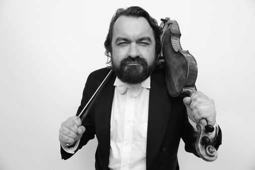 Vorschau Bild von Der philharmonischen Primgeiger Kirill Kobantschenko wird eine
einzigartige, eigens für Nespresso komponierte Musik-Show darbieten.