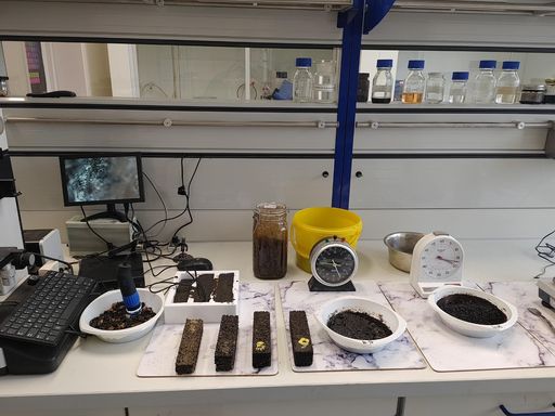 Vorschau Bild von Asphalt-Zukunft im Vialit-Labor: 100 % Recycling
Asphalt mit 100 % biobasiertem Bindemittel.