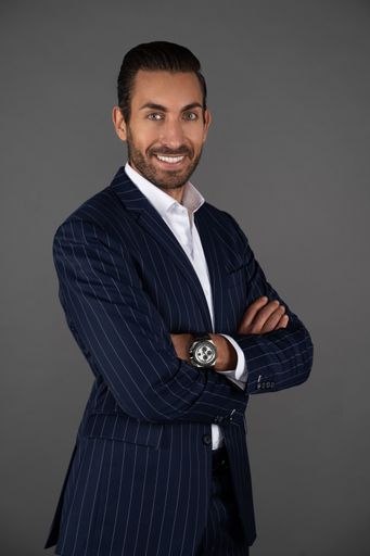 Oscar Karem, Unternehmer, Investor und Business
Mentor stellte 10.000 Atemschutzmasken im Wert von 100.000 Euro der
gemeinnützigen Organisation METAdrasi in Griechenland zur Verfügung.
Die gespendeten Masken helfen unbegleiteter Minderjähriger, sicher
an ihren täglichen Aktivitäten teilzunehmen und den Teams von
METAdrasi bei ihre Arbeit vor Ort unter schwierigen Bedingungen
fortzusetzen.