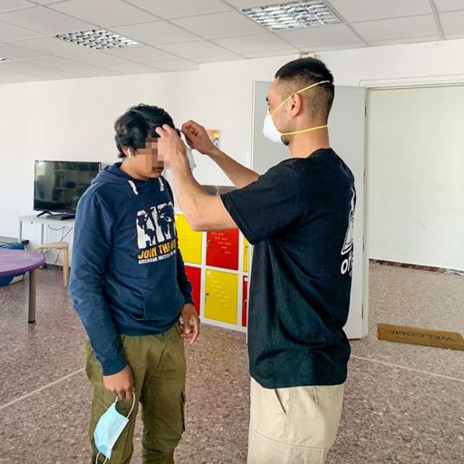 Vorschau Bild von Die von Oscar Karem gespendeten Masken helfen
Hunderten unbegleiteter Minderjähriger, sicher an ihren täglichen
Aktivitäten teilzunehmen und den Teams von METAdrasi bei ihre Arbeit
vor Ort unter schwierigen Bedingungen fortzusetzen.