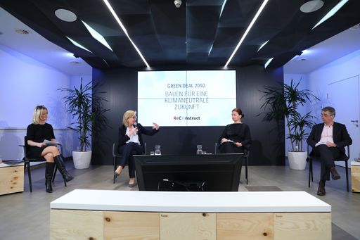  https://www.apa-fotoservice.at/galerie/24678 Im Bild v.l.n.r.:
Moderatorin Kathrin Gulnerits, BM Eleonore Gewessler, Renate Hammer,
Geschäftsführende Gesellschafterin am Institute of Building
Research, Christian Egenhofer, Leiter des Energy and Climate
Programme, Center for European Policy Studies