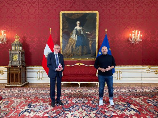  Bundespräsident Alexander Van der Bellen ganz privat und erstmals
zu Gast in einer Podcast-Talkshow - der „Die Ali Mahlodji Show“