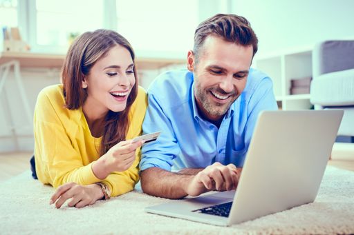 Glückliches Online-Shopping Pärchen beim Online-Shoppen in
Österreich. Die Bildrechte wurden durch idealo Österreich bei adobe
gekauft und sind zur PR-Nutzung in Medien aller Arten erlaubt. /
Weiterer Text über ots und www.presseportal.de/nr/22312 / Die
Verwendung dieses Bildes ist für redaktionelle Zwecke unter
Beachtung ggf. genannter Nutzungsbedingungen honorarfrei.
Veröffentlichung bitte mit Bildrechte-Hinweis.