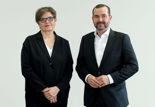  Die APA-Gremien haben die Funktionsperioden von
Clemens Pig, Vorsitzender der Geschäftsführung und
geschäftsführender Vorstand, sowie Karin Thiller, Geschäftsführerin,
erneut verlängert.