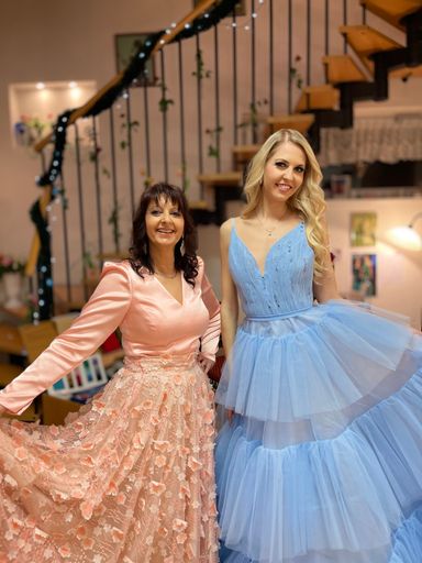 Vorschau Bild von Martina Mohapp aus dem Modeatelier Stoob im
Burgenland mit Model und Moderatorin Beatrice Körmer