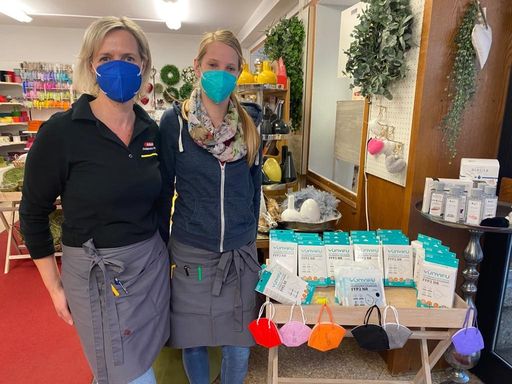 Vorschau Bild von Heidi Strobl und Mitarbeiterin (Farben Steger) mit
den beliebten bunten FFP2 Masken