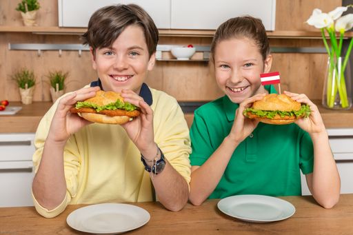 Vorschau Bild von Kinder mit Puten-Schnitzel-Semmel