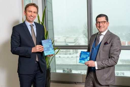 v.l.n.r.: Thomas Lichtblau, Geschäftsführer BIPA,
und Marcel Haraszti, Vorstand REWE International AG