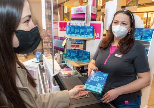 Vorschau Bild von Kundin und BIPA Mitarbeiterin mit Gurgeltest