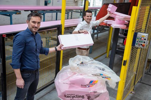 ©Pepo Schuster, austrofocus.at Bildtext
Austrotherm_Recycling_Service_01: Austrotherm startet
österreichweites klimaneutrales Abholservice für
XPS-Baustellenverschnitte. Bei der Brecheranlage im Werk Purbach
werden Austrotherm XPS-Verschnitte zerkleinert.