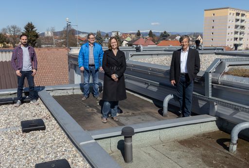 Vorschau Bild von Christof Surtmann (RPM), Horst Scheiflinger (PVI),
Eva Eggeling (KI4LIFE), Otmar Petschnig (Fleischmann & Petschnig) am
Dach des Standorts in Klagenfurt, wo ein Prüfstand eingerichtet ist,
in dem verschiedenste Dachkonstruktionen einem permanenten
Monitoring unterworfen werden. Die gewonnenen Daten werden mittels
Künstlicher Intelligenz zur Diagnose und Prognose verwendet.