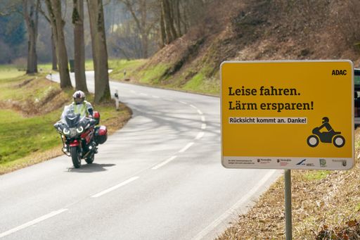 Ein Motorradfahrer fährt an einem Schild an der Landstrasse im
Gelbachtal vorbei, das Biker für rücksichtsvolle Fahrweise
sensibilisieren soll. Vor dem Saisonstart startet der ADAC
Mittelrhein e.V. unterstützt vom Land Rheinland-Pfalz ein
Pilotprojekt gegen Motorradlärm. / Weiterer Text über ots und
www.presseportal.de/nr/75815 / Die Verwendung dieses Bildes ist für
redaktionelle Zwecke unter Beachtung ggf. genannter
Nutzungsbedingungen honorarfrei. Veröffentlichung bitte mit
Bildrechte-Hinweis.