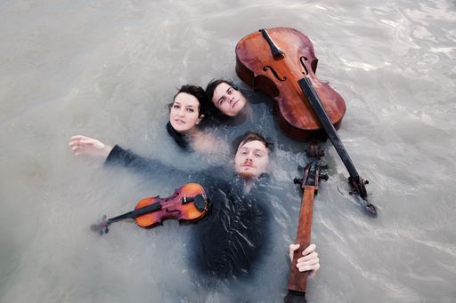 Vorschau Bild von Emily Stewart, Lukas Lauermann und Judith Ferstl
sind am 30. Juli im Rahmen von musik aktuell beim wellenklaenge
Festival in Lunz am See zu hören.
