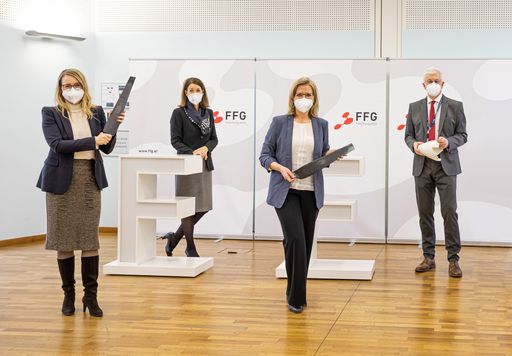 Wirtschaftsministerin Margarete Schramböck,
FFG-Geschäftsführerin Henrietta Egerth, Klimaschutzministerin
Leonore Gewessler und FFG-Geschäftsführer Klaus Pseiner