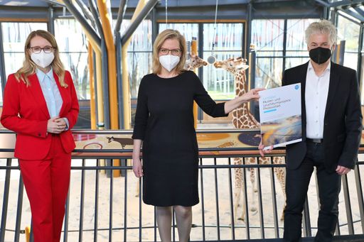  https://www.apa-fotoservice.at/galerie/24878 Im Bild v.l.n.r:
Margarete Schramböck (Bundesministerin für Digitalisierung und
Wirtschaftsstandort), Leonore Gewessler (Bundesministerin für
Klimaschutz, Umwelt, Energie, Mobilität, Innovation und
Technologie), Ingmar Höbarth (Geschäftsführer Klima- und
Energiefond)