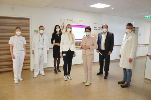 Theorie und Praxis auf innovative Weise verbinden –
dieses Ziel verfolgt Kärntens erste Lernstation am
Elisabethinen-Krankenhaus. Im Klagenfurter Ordenskrankenhaus startet
Kärntens erste Lernstation unter dem Namen „NTU- Nursing Training
Unit“, bei der Studierende im letzten Semester ihres
Bachelorstudiengangs Gesundheits- und Krankenpflege an der
Fachhochschule Kärnten, die Planung und Organisation der Pflege auf
der Station für Akutgeriatrie und Remobilisation übernehmen.