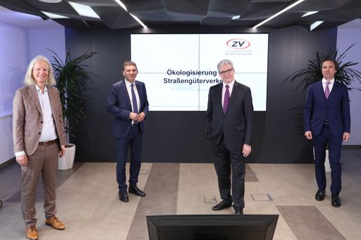 https://www.apa-fotoservice.at/galerie/24899 Im
Bild v.l.n.r.: Univ. Prof. Dr. Sebastian Kummer
(Wirtschaftsuniversität Wien), DI Peter Umundum (Vize-Präsident
Zentralverband Spedition & Logistik, Vorstand Paket & Logistik,
Österreichische Post AG), KommR Alexander Friesz (Präsident
Zentralverband Spedition & Logistik, Vorstandsmitglied Lagermax
Gruppe), Mag. Wolfram Senger-Weiss (Vize-Präsident Zentralverband
Spedition & Logistik, Vorsitzender der Geschäftsleitung Gebrüder
Weiss)