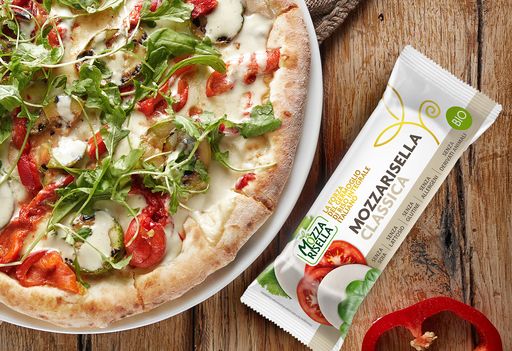 Vorschau Bild von Vegane Pizza mit Gemüse, Tomatensauce, Pfeffer,
MozzaRisella, Kräutern und Basilikum.
