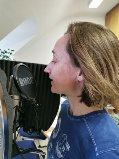 Vorschau Bild von Die Schauspielerin Andrea Köhler bei der Aufnahme des Podcasts,
www.andreakoehler.at