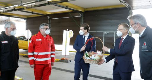 v.l. Dr. Walter Aichinger, Präsident Rotes Kreuz
OÖ; Rotes Kreuz Rettungskommandant Wolfgang Eisner; BK Sebastian
Kurz, LH Thomas Stelzer, Thomas Märzinger, Landesgeschäftsleiter
Rotes Kreuz OÖ