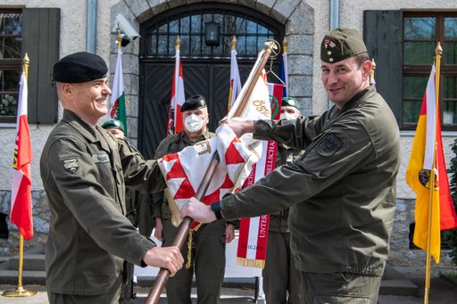 Vizeleutnant Othmar Wohlkönig (links im Bild) übergibt die Fahne
der ÖUOG an seinen Nachfolger Vizeleutnant Markus Auinger (rechts im
Bild)