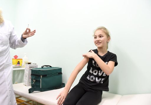 Maryana, 9, lächelt, nachdem sie ihre erste
Masernimpfung erhalten hat. 2019 Ukraine