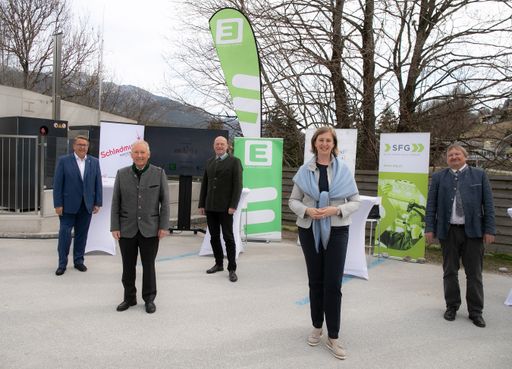 (v.l.): DI (FH) Mag. (FH) Martin Graf (Vorstand
Energie Steiermark), DI Christian Purrer (Vorstandssprecher Energie
Steiermark), DI Hermann Trinker (Bürgermeister Stadtgemeinde
Schladming), MMag. Barbara Eibinger-Miedl (Wirtschaftslandesrätin,
Land Steiermark), HR Dr. Christian Sulzbacher (Bezirkshauptmann
Liezen)