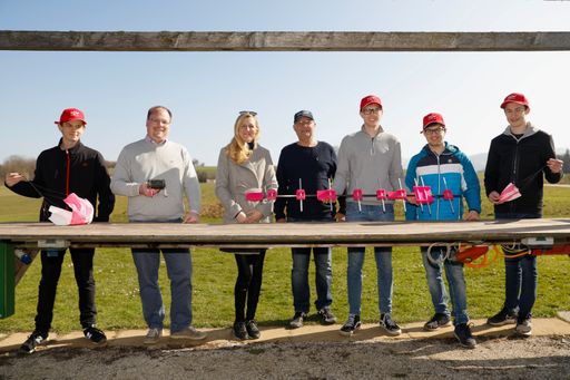 Das CanTaurus-Projektteam (v.l.n.r.): Philipp
Daniel Burlacu (Teammitglied von „CanTaurus“), Prof. Ing. Dipl. Ing.
Björn Ernecker und Katharina Povacz Bed. (Betreuungslehrer_innen des
Projekts), Dipl.-Päd. Josef Enzenebner, BEd MAS MSc (Pilot des
Modellbaufliegers), Tim Bohaumilitzky, Stefan Wiesmeier und
Maximillian Irger (Teammitglied von „CanTaurus“)