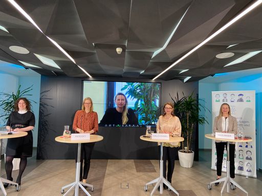 Vorschau Bild von Frauengesundheit während COVID-19: Vorsorge und
Impfen; v.l.n.r.: Miriam Mottl, Funktionsoberärztin an der Klinik
für Gynäkologie, Geburtshilfe und Gynäkologische Endokrinologie am
Kepler Universitätsklinikum Linz; Dr.in Petra Pateisky; Fachärztin
für Gynäkologie und Geburtshilfe an der Klinischen Abteilung für
Geburtshilfe und feto-maternale Medizin am Allgemeinen Krankenhaus
Wien; zugeschaltet: Dr.in Juliane Bogner-Strauß, Steirische
Landesrätin für Bildung, Gesellschaft, Gesundheit und Pflege; Mag.a
Renee Gallo-Daniel Präsidentin des Österreichischen Verbandes der
Impfstoffhersteller (ÖVIH); Mag.a Sigrid Haslinger, Vizepräsidentin
des ÖVIH