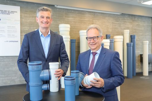  von rechts nach links: POLOPLAST CEO Wolfgang Lux
und CFO Konstantin Urbanides kündigen neues Investitionspaket für
Standort Leonding an.