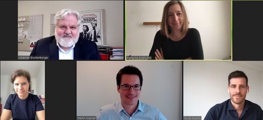 Das Podium, v. l. oben: Johannes Bruckenberger,
Chefredakteur APA, Moderation: Katharina Schell, Mitglied der
Chefredaktion, APA; unten: Ingrid Brodnig, Digitalexpertin &
Autorin, Martin Kotynek, Chefredakteur Der Standard, und Guido
Bülow, Head of News Partnerships Central Europe, Facebook