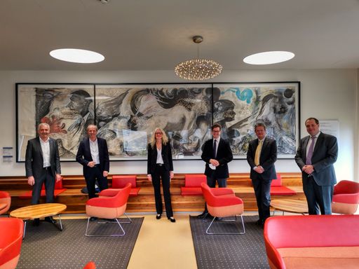 von links: Manfred Gerger MBA (Präsident IV
Burgenland), Johann Bock (Vizepräsident IV Burgenland), Dr.in Ingrid
Puschautz-Meidl (Geschäftsführerin IV Burgenland), Mag. Christoph
Neumayer (Generalsekretär IV), PD Dr. Markus Bohrer (GF Lasertec
GmbH), Robert Wagner MA (Direktor DPU).