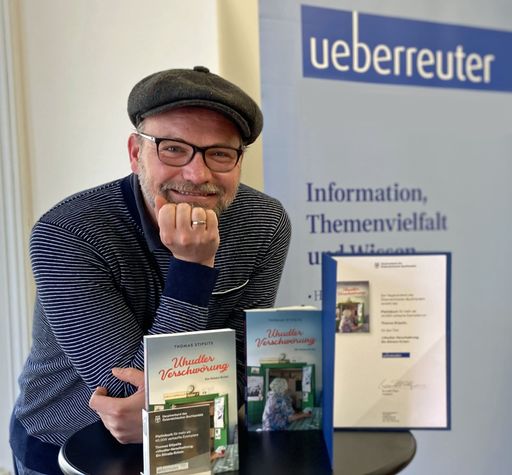  Thomas Stipsits erhält das Platinbuch für die
Uhudler-Verschwörung!