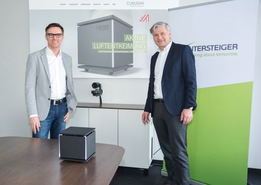 Vorschau Bild von Wintersteiger CEO Dr. Florestan von Boxberg
(rechts) und Daniel Steininger (General Manager) präsentieren stolz
die Innovation Cubusan - ein aktives Luftentkeimungsgerät, welches
die Keimbelastung durch Viren oder Bakterien permanent um bis zu
99,99 % reduziert.