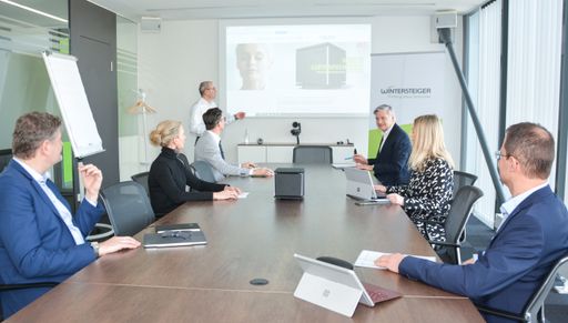 Vorschau Bild von Bei Wintersteiger finden die Besprechungen - dank
dem Luftentkeimungsgerät Cubusan - wieder ohne Masken statt.