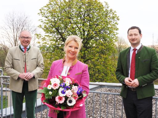 Die NÖ Bauernbundspitze um Obmann LH-Stv. Stephan
Pernkopf und Direktor Paul Nemecek gratulieren Bundesbäuerin NAbg.
Irene Neumann-Hartberger zur neuen Aufgabe.